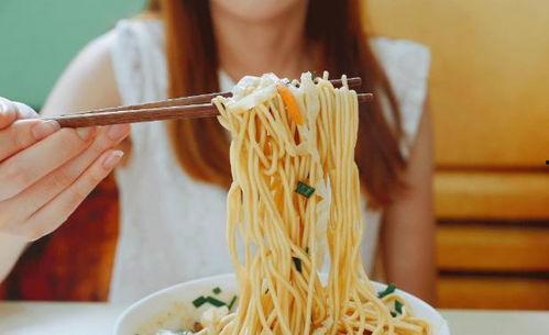 娱乐吃瓜酱吃面条视频在线观看,面条美食之旅，在线观看带你领略美味瞬间